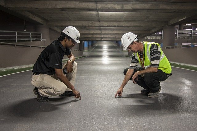 Eksperci, którzy oceniają stan asfaltu w garażu podziemnym. Takich specjalistów możesz zabrać ze sobą na odbiór techniczny.