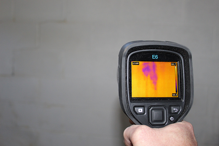 Zdjęcie przedstawia badanie kamerą termowizyjną w Białymstoku