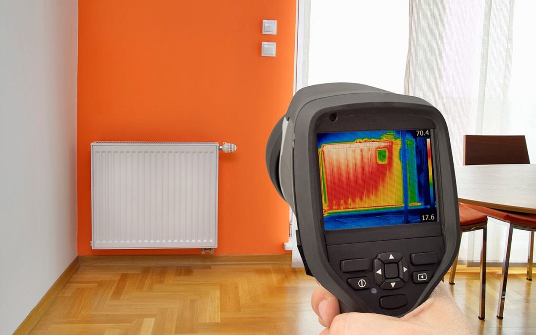 Zdjęcie przedstawia badanie kamerą termowizyjną w Kielcach