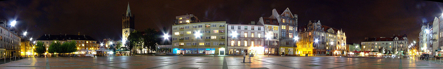 Panorama bytomskiego Rynku. Widok od strony pierzei południowej (źródło zdjęcia: Wikipedia)