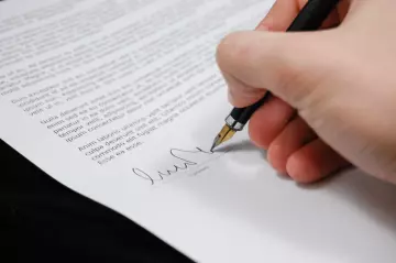 W artykule podpowiadamy, jak sprawdzić notariusza przed zawarciem umowy deweloperskiej. Kliknij artykuł po więcej informacji. Zapraszamy do czytania.