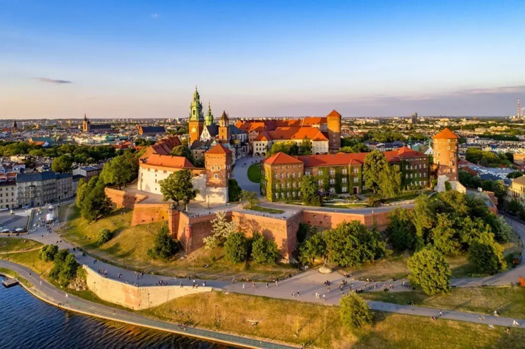 Kraków zachwyca piękną architekturą i niepowtarzalnym klimatem. Ceny mieszkań są tu porównywalne z Warszawą. (źródło zdjęcia: podroze.onet.pl)