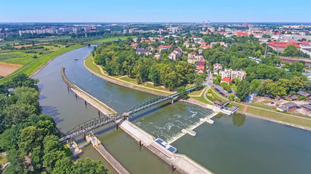 Jeżeli planujemy podjąć pracę w firmach transportowych, produkcyjnych, to warto pomyśleć o kupnie mieszkania w Głogówku, ponieważ znajdziemy tam wiele miejsc, w których taką pracę możemy otrzymać. Źródło: meteor-turystyka.pl