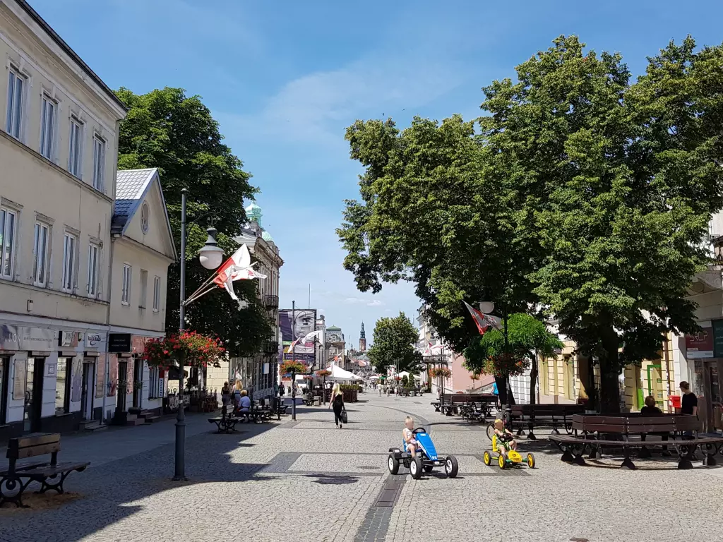 Głowny deptak miejski w Radomiu to dobre miejsce na spacery, dzięki malowniczym kamieniczkom i dostępności do sklepów oraz restauracji. Zdjęcie autorstwa Kubsson94 - Praca własna, CC BY-SA 4.0, https://commons.wikimedia.org/w/index.php?curid=80037139