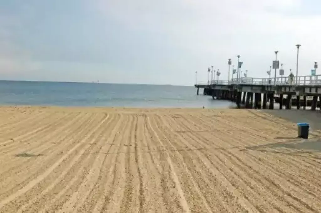 Plaża w Jelitkowie jest jedną z najpopularniejszych wśród turystów. (źródło zdjęcia: czasnasmorze.pl)