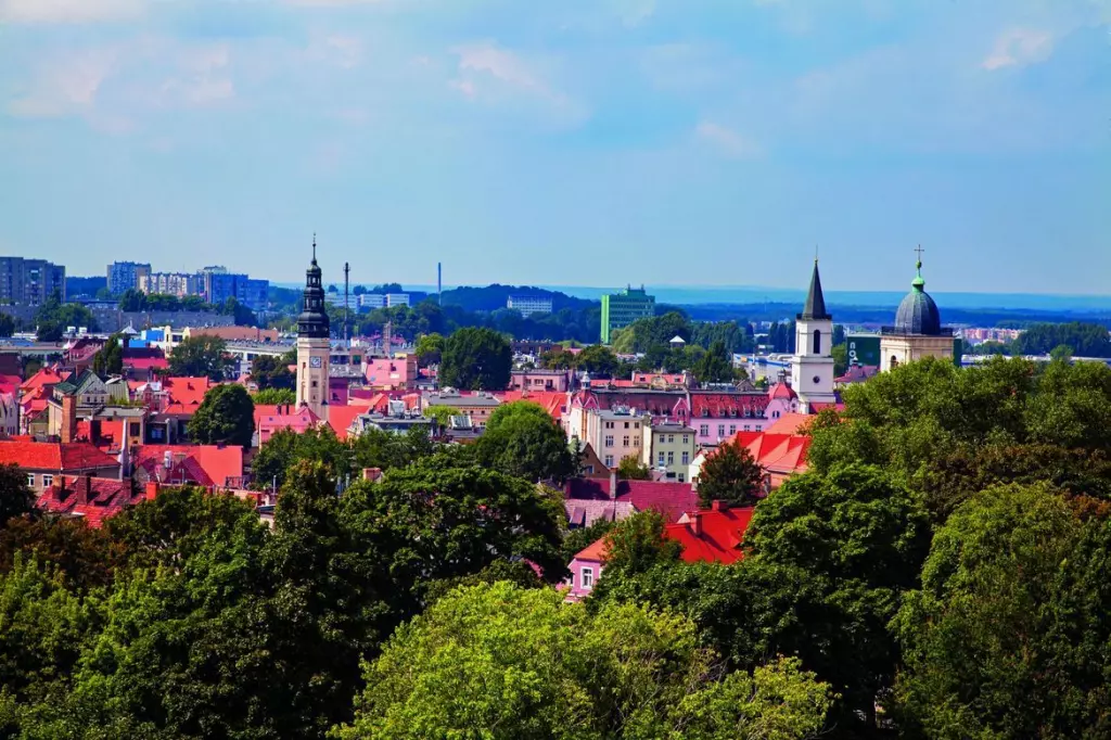 Jeżeli myślisz o kupnie mieszkania, które nie będzie kosztowało bardzo dużo i będzie znajdowało się w zielonej okolicy, to warto zwrócić uwagę na Zieloną Górę. Źródło: poland.travel 