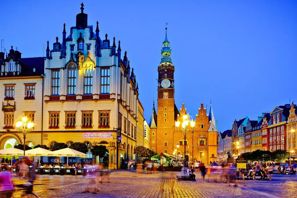 Stare Miasto jest wizytówką Wrocławia, przy czym jest też chwalone przez jego mieszkańców za doskonałą komunikację, liczne terenu zielone oraz bogatą ofertę kulturalną, adresowaną także do dzieci. (źródło zdjęcia: www.polska.travel)