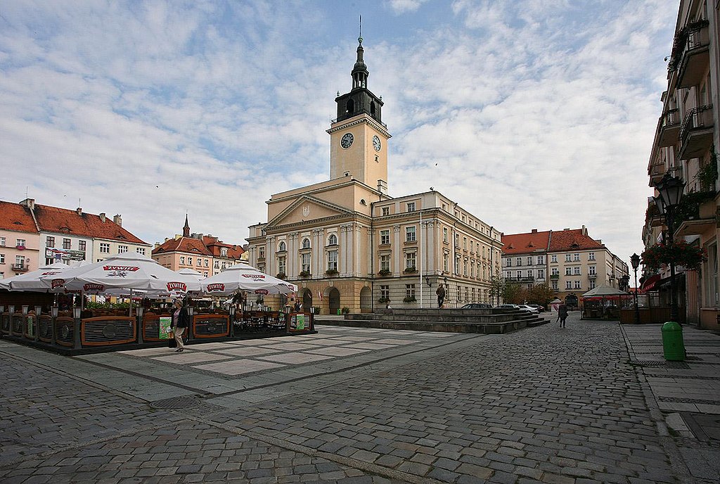 Główny rynek w Kaliszu z ratuszem (źródło zdjęcia: Wikipedia)