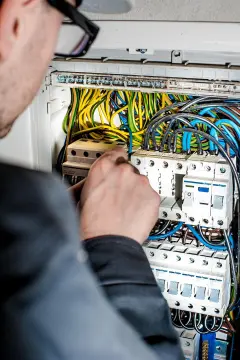 Badanie termowizyjne instalacji elektrycznej pozwala wykryć luźne styki, przeciążenia i przegrzewające się bezpieczniki. Zapobiegaj awariom i pożarom w domu.