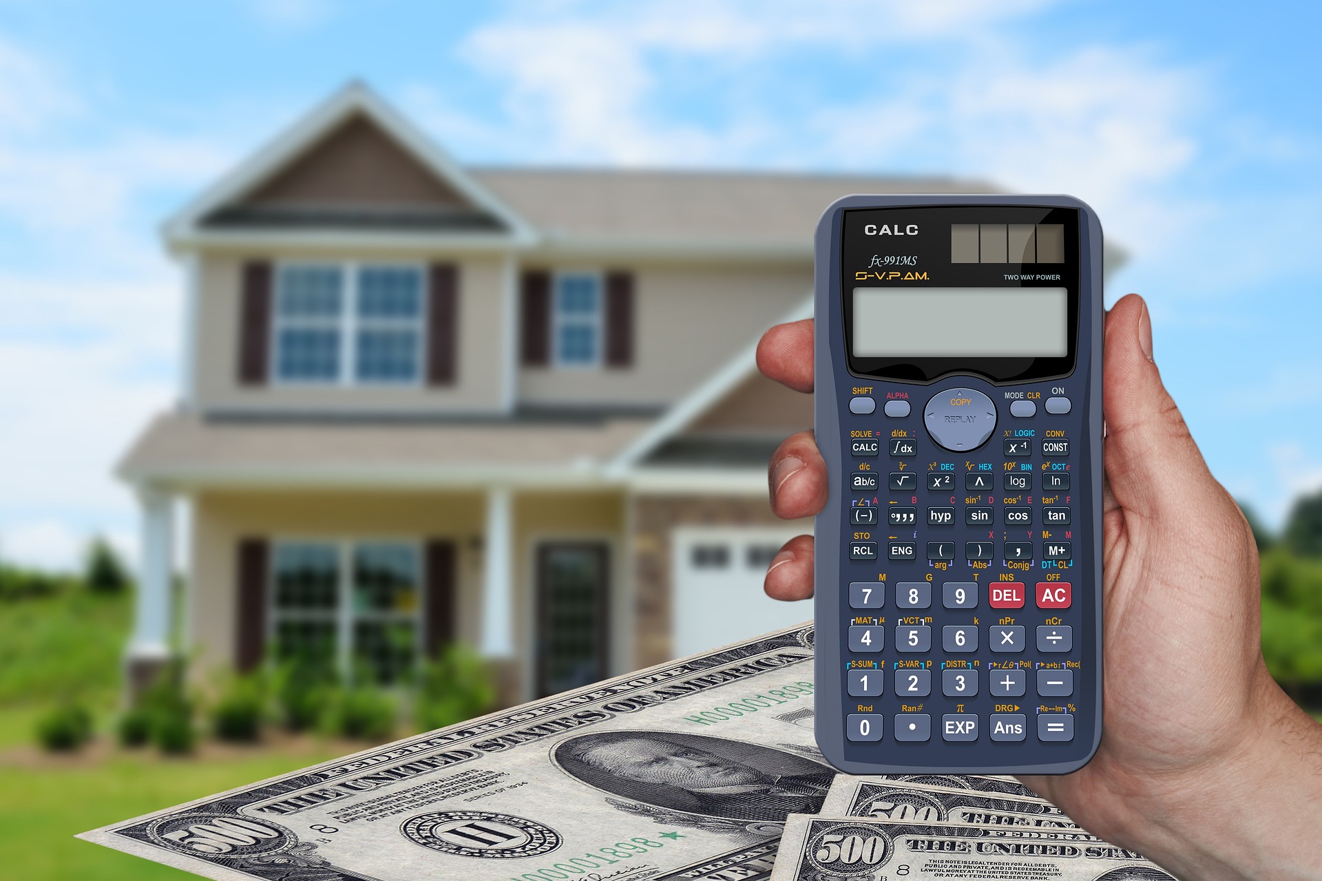 Dom, pieniądze i kalkulator, które odnoszą się do sytuacji, która odpowiada na pytanie — kiedy mieszkania tanieją.
