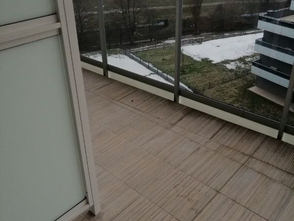 Widoczny balkon i wejście na niego wraz z podłogą. Brakuje jednego przęsła szklanej ścinki, co wypatrzono na odbiorze technicznym w Białymstoku.