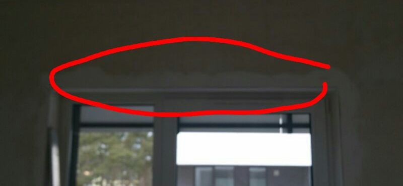 Ujęcie góry stolarki okiennej i ściany ponad nią. Na ścianie widnieje garb tynku, który udokumentował nasz inżynier na odbiorze technicznym w Bydgoszczy.
