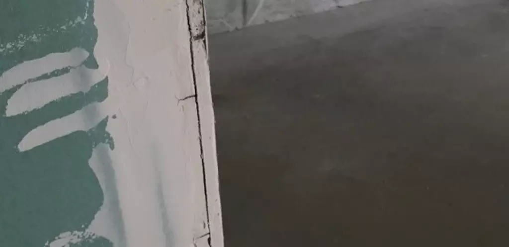 Pęknięcie płyt gipsowych przy wejściu do łazienki na inwestycji Apartamenty Drewnowska