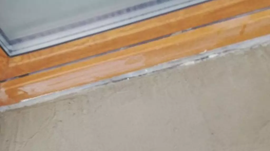 Zły montaż okien oraz źle położona izolacja balkonów na inwestycji Deszczowa