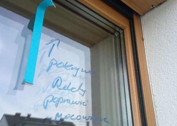 Ujęcie okna balkonowego z zaznaczonym markerem fragmentem rolet i uszczelnienia, które wymagają naprawy. Na oknie zaznaczył to nasz inżynier podczas odbioru technicznego w Opolu.