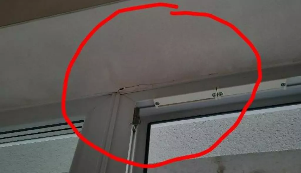 Pęknięcia tynku przy nadprożu drzwi balkonowych na inwestycji Osiedle Druskienicka