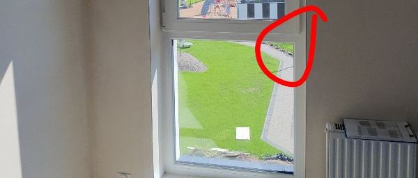 Zdjęcia ram okiennych, na których widać wyraźne uszkodzenie stolarki, co odkryto na odbiorze technicznym w Toruniu.