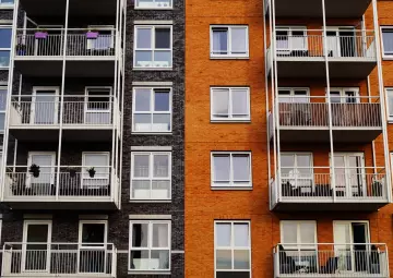 Dowiedz się, jak powinna wyglądać umowa deweloperska, na co zwrócić uwagę i jakie koszty uwzględnić podczas podpisywania i weryfikacji umowy w Pile.