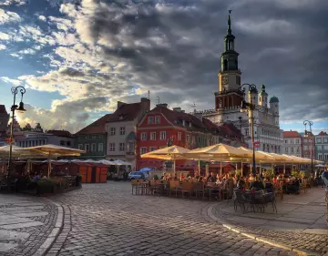 Dowiedz się, jak powinna wyglądać umowa deweloperska, na co zwrócić uwagę i jakie koszty uwzględnić podczas podpisywania i weryfikacji umowy w Poznaniu.