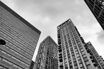 Dowiedz się, czym zajmuje się rzeczoznawca majątkowy, jak powstają operaty szacunkowe w Sanoku i jak wygląda współpraca z klientem.