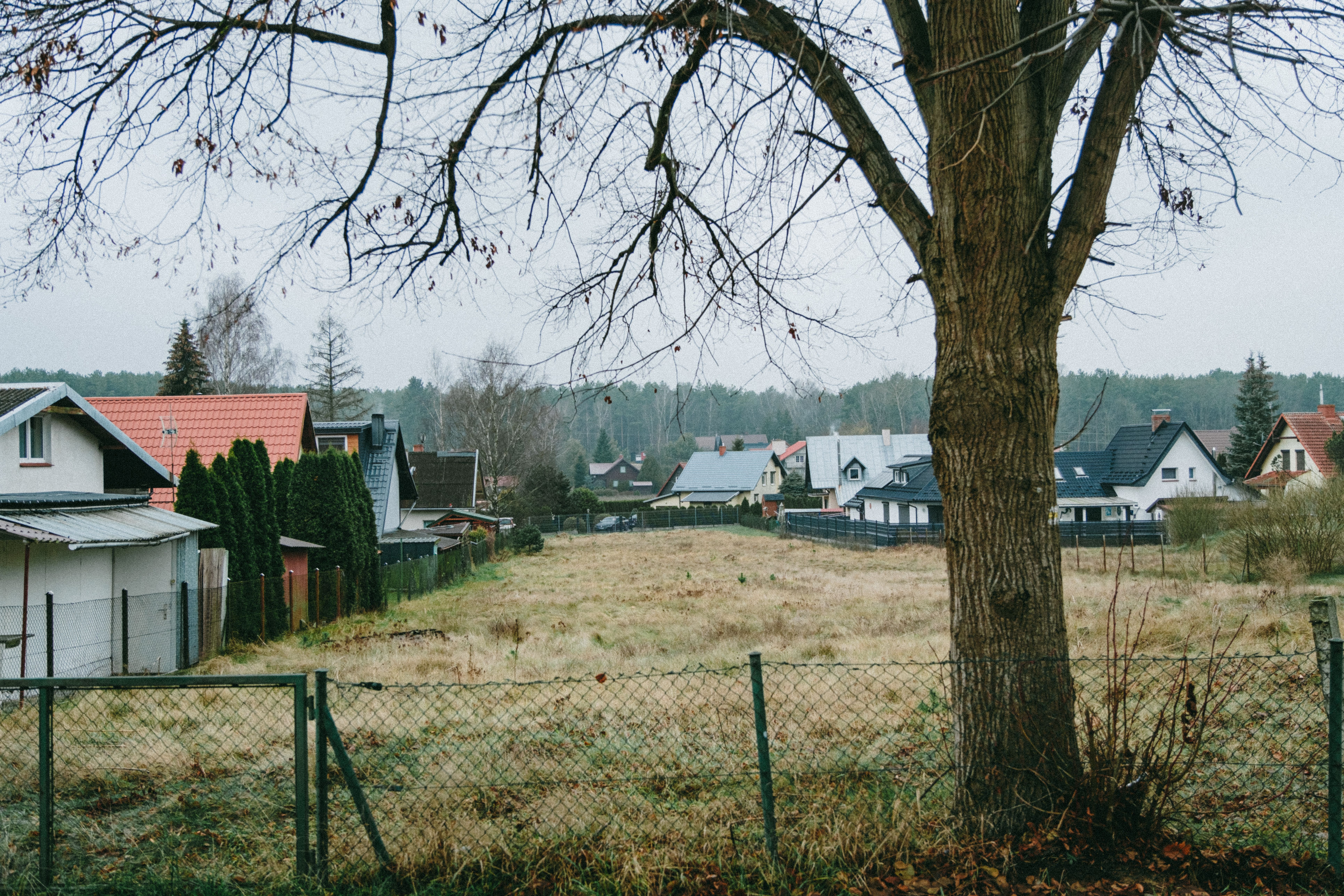 <p>Ustanowienie <b>służebności przesyłu </b>na nieruchomości prywatnej to nie tylko formalny wpis w księdze wieczystej, ale przede wszystkim zestaw bardzo rygorystycznych ograniczeń w codziennym użytkowaniu ziemi. Obecność <b>infrastruktury technicznej </b>narzuca właścicielom kategoryczne zakazy budowlane, limituje możliwości prowadzenia prac rolniczych i wymusza stałą gotowość do wpuszczania na swój teren obcych ekip serwisowych. Artykuł szczegółowo wyjaśnia, jak uciążliwe strefy ochronne paraliżują swobodę zagospodarowania terenu oraz wskazuje, dlaczego <b>prawidłowe udokumentowanie tych gigantycznych ubytków poprzez profesjonalną wycenę jest fundamentem dochodzenia należnych praw finansowych na wolnym rynku.</b></p>