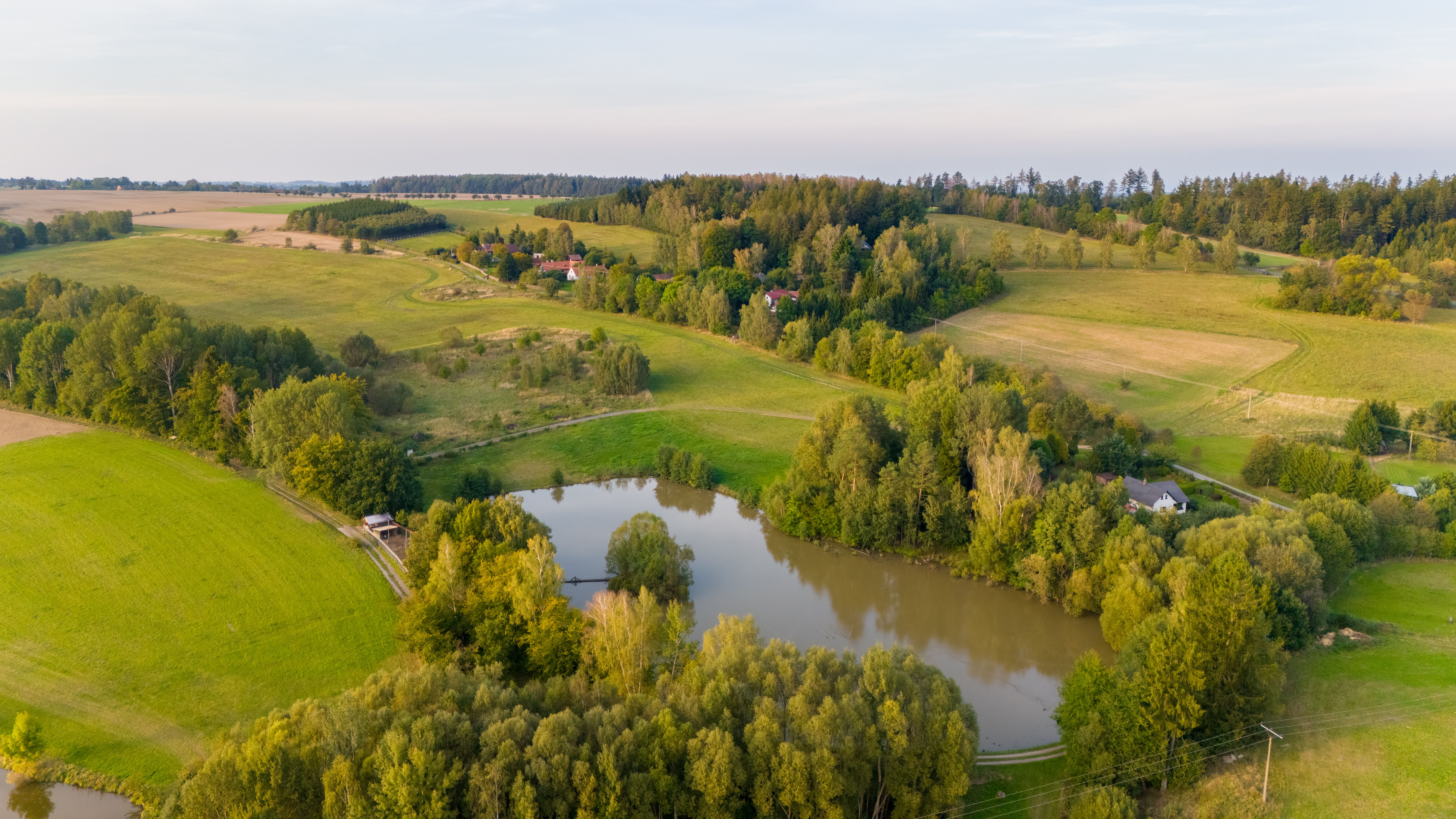 <p>Problem<b> przedawnienia roszczeń majątkowych</b> to jedno z największych, bezpośrednich zagrożeń dla właścicieli nieruchomości, przez które bezprawnie przebiega uciążliwa infrastruktura przesyłowa. Choć samo prawo do żądania oficjalnego <b>ustanowienia służebności przesyłu </b>nigdy nie ulega przedawnieniu, to finansowe roszczenia o zapłatę za lata minione są bardzo ściśle ograniczone w czasie. Niniejszy artykuł wyczerpująco analizuje obowiązujące terminy kodeksowe, różnice pomiędzy poszczególnymi rodzajami żądań odszkodowawczych oraz wskazuje zdecydowane kroki prawne, pozwalające na sprawne przerwanie biegu przedawnienia. Kluczowym narzędziem niezbędnym do ocalenia setek tysięcy złotych i ochrony rynkowej kapitału okazuje się rzetelnie przygotowany, niezależny <b>operat szacunkowy.</b></p>