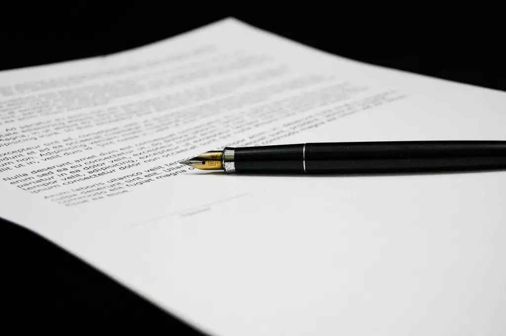 Po podpisaniu umowy deweloperskiej, notariusz najczęściej wnioskuje do sądu wieczystoksięgowego o wpis roszczeń nabywcy do księgi wieczystej gruntu pod inwestycją deweloperską.