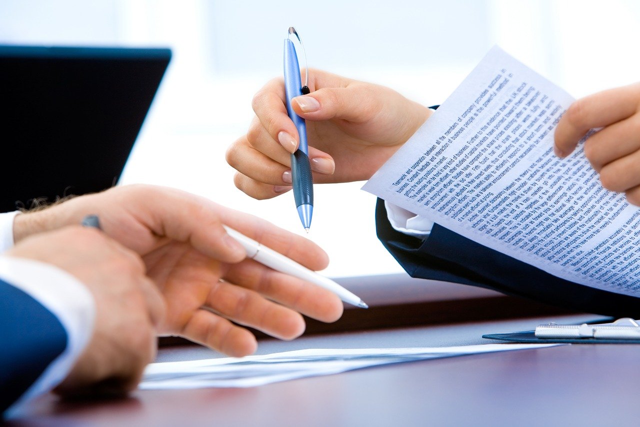 zdjęcie do Chcesz dowiedzieć się, czy warto podpisywać umowę przedwstępną bez notariusza? Co powinna zawierać umowa przedwstępna? Przeczytaj artykuł i poznaj odpowiedź.