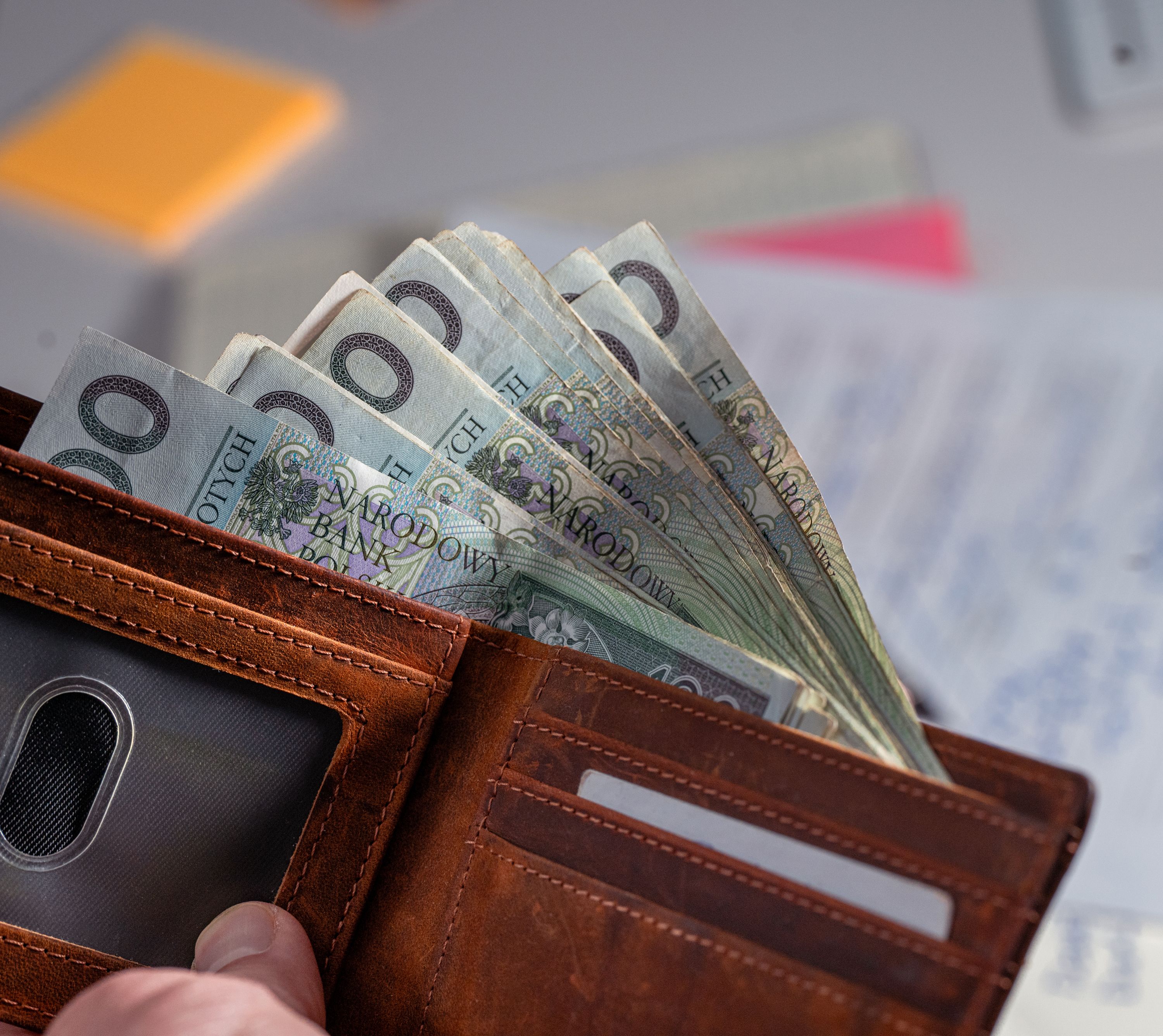 <p>Poznaj kluczowe <b>etapy procedury ustanawiania służebności przesyłu.</b> Dowiedz się, jak sfinalizować formalności z operatorem sieci, jak długo trwają negocjacje z rynkowym gigantem i dlaczego rzetelny operat szacunkowy stanowi decydującą o ostatecznym sukcesie podstawę w ewentualnym sporze sądowym.</p>