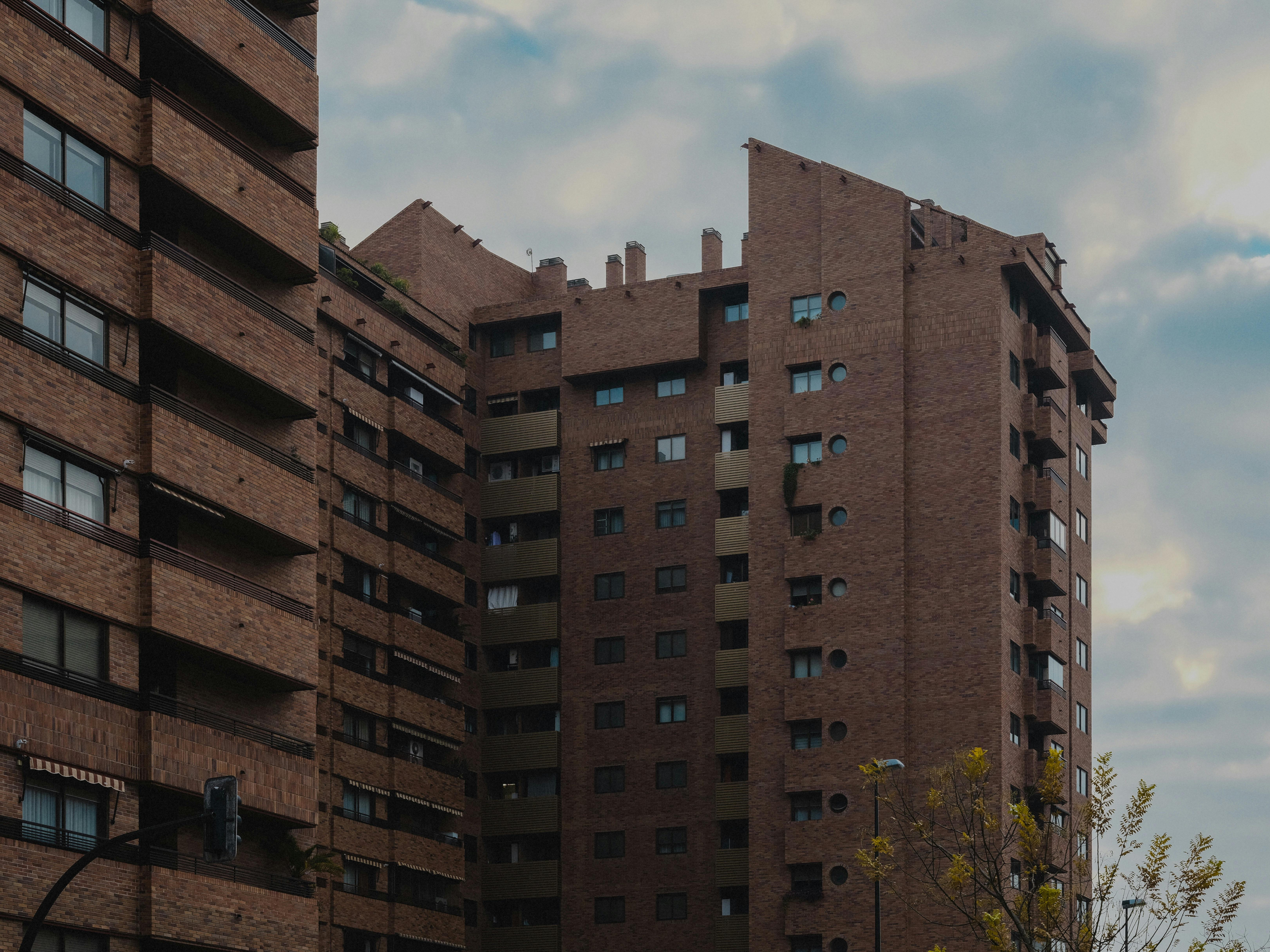 <p>Wycena nieruchomości w Biłgoraju jest niezbędna przy zakupie, sprzedaży lub kredytowaniu. W artykule dowiesz się, dlaczego warto skorzystać z usług naszych rzeczoznawców majątkowych, jak kształtują się ceny mieszkań i domów w różnych dzielnicach oraz jak przygotować nieruchomość do wyceny. Zapraszamy.</p>