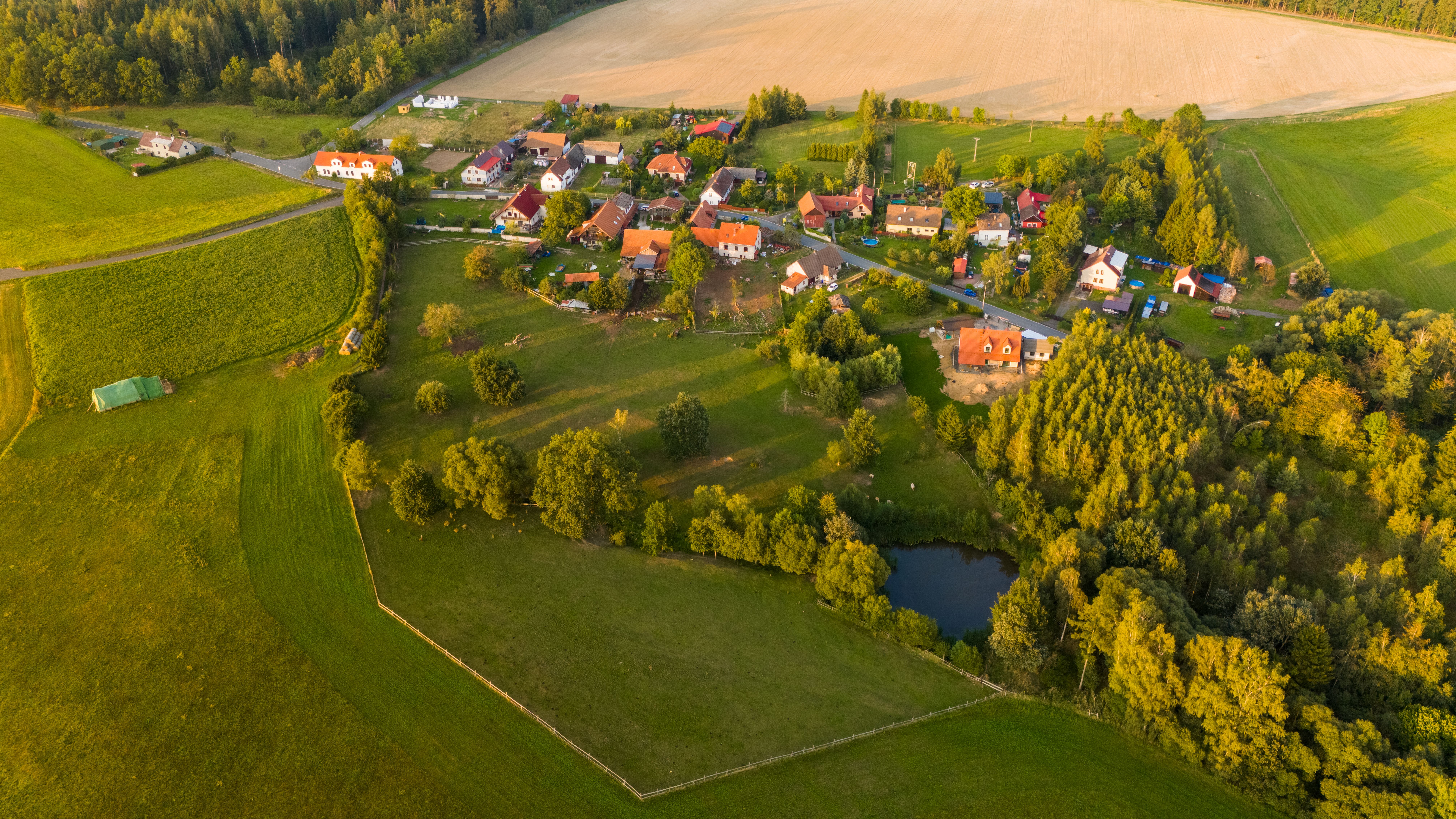 <p><b>Służebność przesyłu</b> dotyczy szerokiego katalogu urządzeń przecinających prywatne posesje i brutalnie ograniczających prawowitą własność. System ten obejmuje zjawiska takie jak<b> instalacje elektroenergetyczne, gazociągi podziemne, gminne wodociągi oraz kable szerokopasmowej telekomunikacji. </b></p>