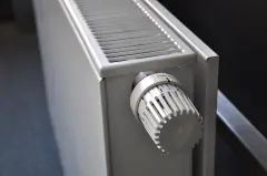 Kaloryfer nie grzeje w całości? Termowizja szybko wykrywa zapowietrzenia i zatory w grzejnikach. Sprawdź, jak bezinwazyjnie zdiagnozować instalację CO.